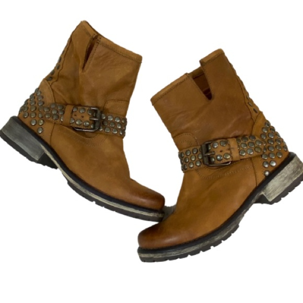 Steve Madden Brown Studded Moto Boots (snug size 6.5M)